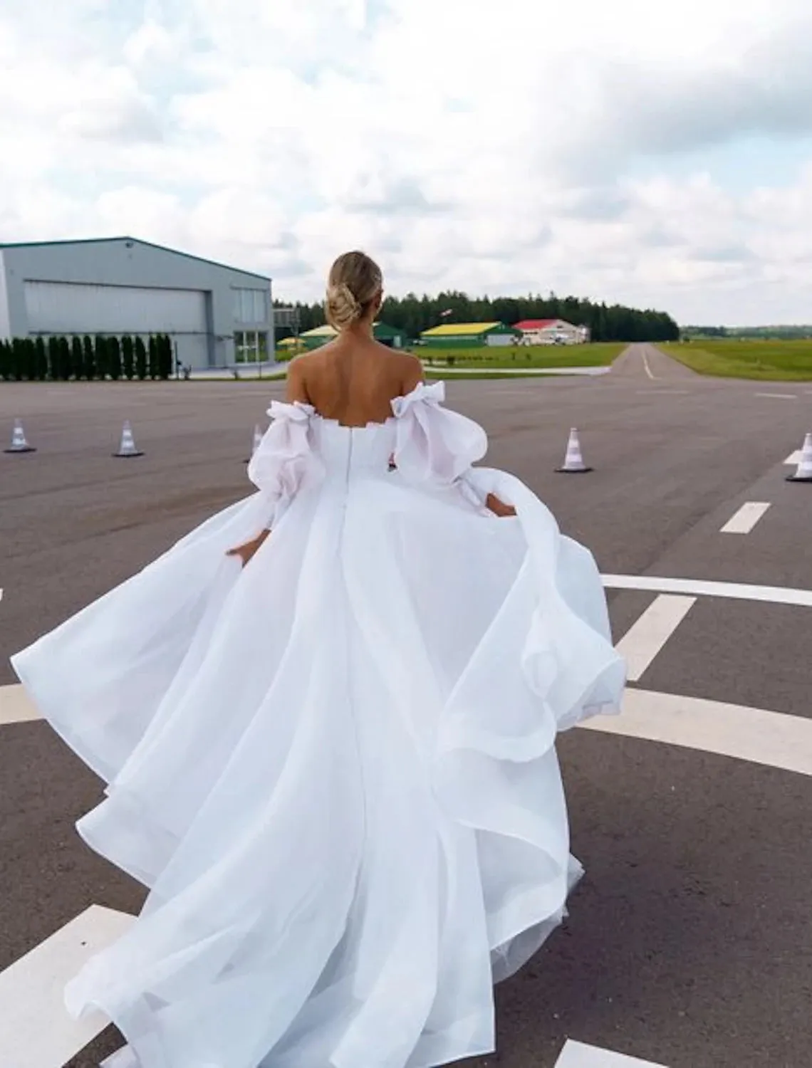 Beach Casual Wedding Dresses A-Line Off Shoulder Long Sleeve Court Train Organza Bridal Gowns With Solid Color Summer Wedding Party