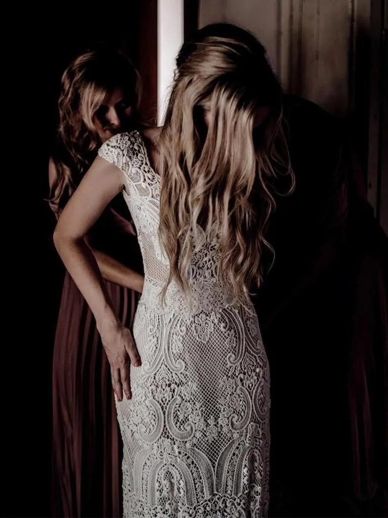 Vintage Lace V Neck Rustic Wedding Dresses Cap Sleeve Ivory Sheath Beach Wedding Gowns W1053